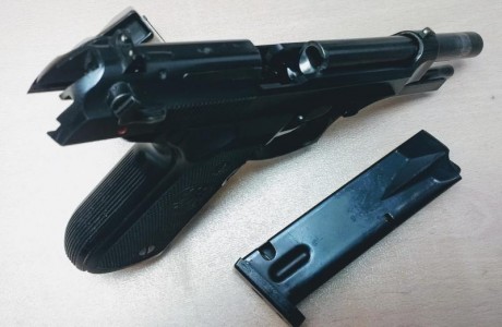 Se vende Beretta 92 F, con dos cargadores y maletín. Está impecable poquísimo uso. Se puede ver y probar 02