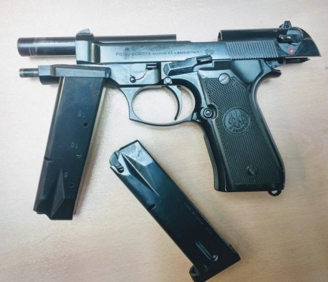 Se vende Beretta 92 F, con dos cargadores y maletín. Está impecable poquísimo uso. Se puede ver y probar 00