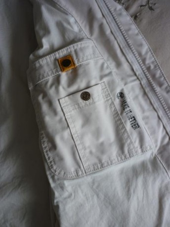 Cazadora Timberland waterproof (impermeable), color hueso y talla L , timberland talla grande, es una 10