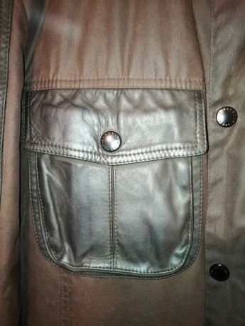 Auténtica BARBOUR WAX ​​& UTILITY JACKET en color marrón y talla M.

IMPERMEABLE y TRANSPIRABLE. Hecho 02