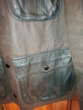 Auténtica BARBOUR WAX ​​& UTILITY JACKET en color marrón y talla M.

IMPERMEABLE y TRANSPIRABLE. Hecho 01
