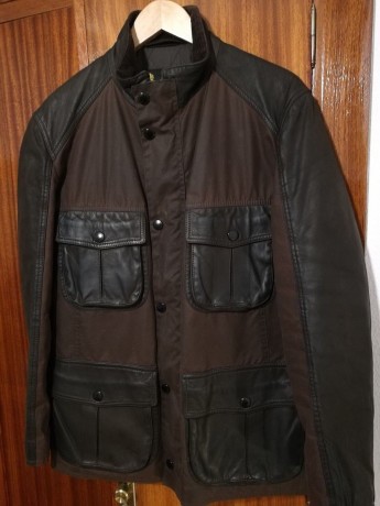 Auténtica BARBOUR WAX ​​& UTILITY JACKET en color marrón y talla M.

IMPERMEABLE y TRANSPIRABLE. Hecho 00