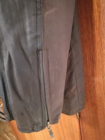 Auténtica BARBOUR WAX ​​& UTILITY JACKET en color marrón y talla M.

IMPERMEABLE y TRANSPIRABLE. Hecho 12