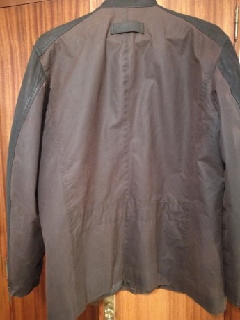 Auténtica BARBOUR WAX ​​& UTILITY JACKET en color marrón y talla M.

IMPERMEABLE y TRANSPIRABLE. Hecho 10