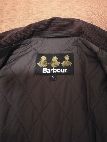 Auténtica BARBOUR WAX ​​& UTILITY JACKET en color marrón y talla M.

IMPERMEABLE y TRANSPIRABLE. Hecho 22