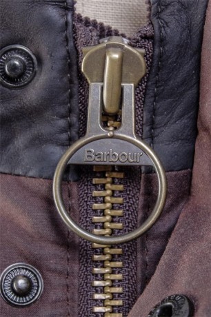 Auténtica BARBOUR WAX ​​& UTILITY JACKET en color marrón y talla M.

IMPERMEABLE y TRANSPIRABLE. Hecho 32