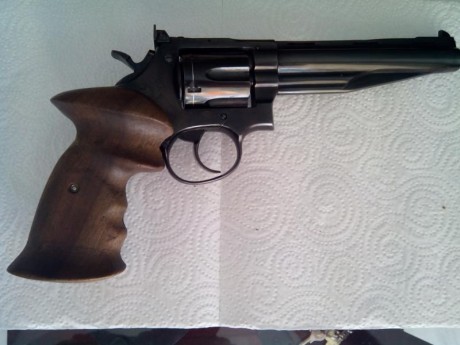 Tengo unas cachas anatomicas originales del revolver Llama Olimpico son de diestro y yo zurdo, por eso 00