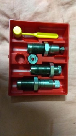 Se vende este lote completo no separado:
Dies 44 magnum muy poco uso unos 100 cartuchos
+77 vainas fiochi 02