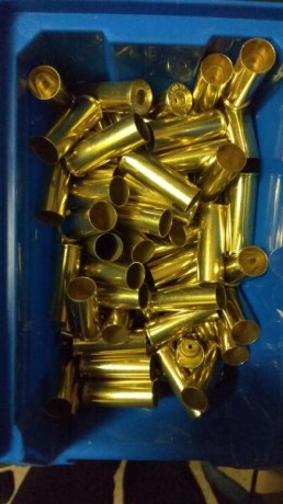 Se vende este lote completo no separado:
Dies 44 magnum muy poco uso unos 100 cartuchos
+77 vainas fiochi 01