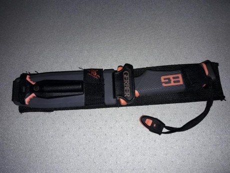 Vendo cuchillo Gerber , de la serie Bear Gryls. Nuevo  , no se a usado nunca. Tiene pedernal , silbato 00