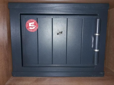 Vendo armero fac  homologado para 3 armas cortas. Esta impecable. Lo tengo en Valencia. 350 € Preferible 01