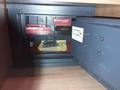 Vendo armero fac  homologado para 3 armas cortas. Esta impecable. Lo tengo en Valencia. 350 € Preferible 00