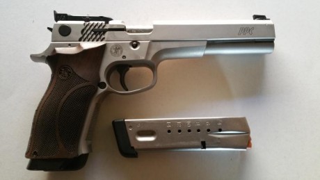    Se vende Pistola S&W Performance center Model 5906 PPC-9 6"   

   Con 3 cargadores.
3 Cachas.
Una 02