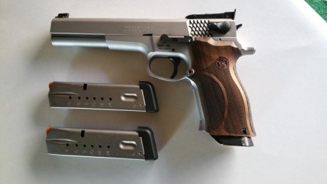    Se vende Pistola S&W Performance center Model 5906 PPC-9 6"   

   Con 3 cargadores.
3 Cachas.
Una 01