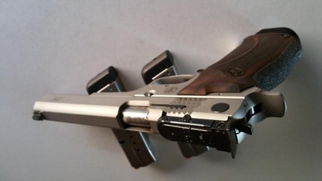    Se vende Pistola S&W Performance center Model 5906 PPC-9 6"   

   Con 3 cargadores.
3 Cachas.
Una 00