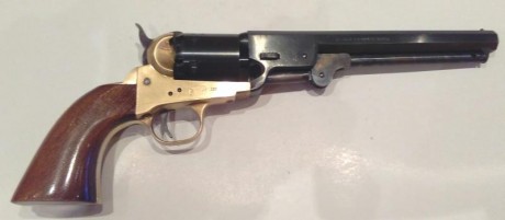 Hola a todos,

Pongo a la venta un revolver tipo Navy de la marca Euroarms en calibre .36. con cañón de 02