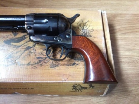 Vendo revólver Uberti 1873 Single-Action Cattleman 45 LC 7 1/2"
Comprado en 2013
Perfecto estado 01