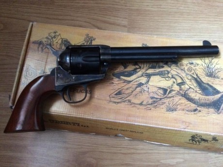 Vendo revólver Uberti 1873 Single-Action Cattleman 45 LC 7 1/2"
Comprado en 2013
Perfecto estado 00