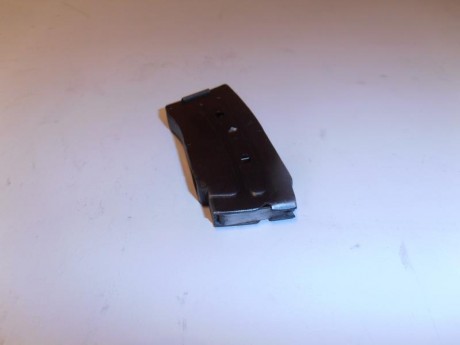 Vendo cargador metalico para diez proyectiles de carabina,calibre 22" marca CZ.
   Portes incluidos 01