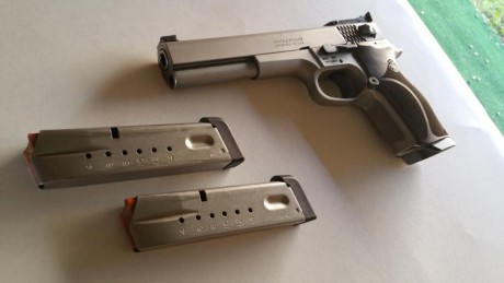    Se vende Pistola S&W Performance center Model 5906 PPC-9 6"   

   Con 3 cargadores.
3 Cachas.
Una 21