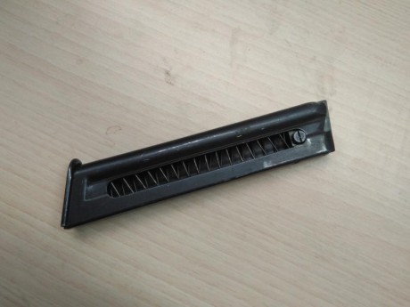 Tengo este cargador de 15 balas que llevo utilizando en mi anschuzt 520 hace varios años, creo que originalmente 01