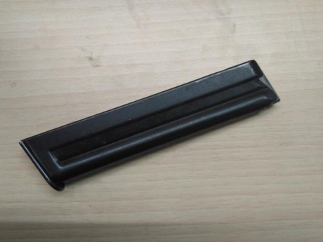 Tengo este cargador de 15 balas que llevo utilizando en mi anschuzt 520 hace varios años, creo que originalmente 00