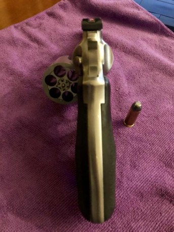 Se vende Ruger Redhawk 45 colt 4¨ en perfecto estado por poco uso al trabajar en el extranjero. Caja original, 02