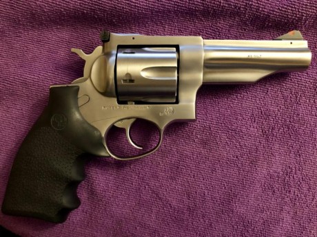 Se vende Ruger Redhawk 45 colt 4¨ en perfecto estado por poco uso al trabajar en el extranjero. Caja original, 01