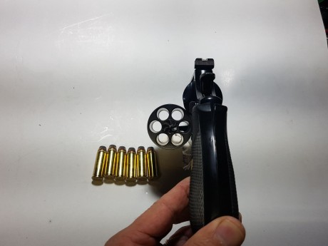 Buenas tardes
Vendo revólver Astra Terminator, de 3", cal 44 mag.
Cachas de goma paychmar.
Depositado 01