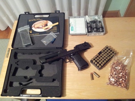 Se vende Desert Eagle 44 Mg con dies RCBS, dos cargadores, muelle de repuesto de uña extractora, unas 02