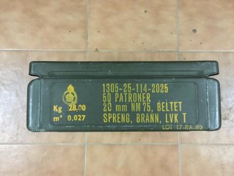 Se vende esta curiosa caja de municion, medidas 46x26x17. 60€ envío a parte.regalo caja metálica de municion 01