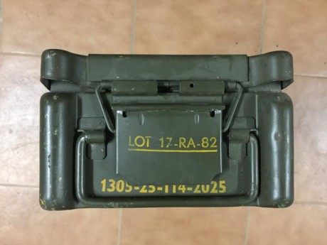 Se vende esta curiosa caja de municion, medidas 46x26x17. 60€ envío a parte.regalo caja metálica de municion 00
