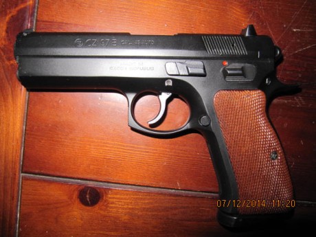 VENDO PISTOLA SEMIAUTOMATICA 45ACP PRACTICAMENTE NUEVA MUY MUY POCO USO,CON ESTUCHE ORIGINAL DOS CARGADORES 01