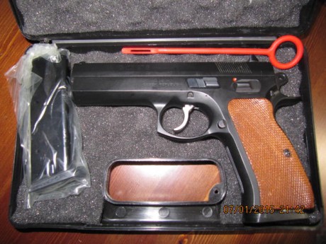 VENDO PISTOLA SEMIAUTOMATICA 45ACP PRACTICAMENTE NUEVA MUY MUY POCO USO,CON ESTUCHE ORIGINAL DOS CARGADORES 00
