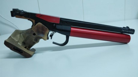 Pistola Feinwerkbau modelo P-34. Muy bien cuidada. 
Destaca por ser una pistola muy precisa y robusta, 50