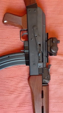 Ésta no quería venderla, pero hay que hacer caja.
Es una copia del AK-47 en 22lr, seguramente la copia 111
