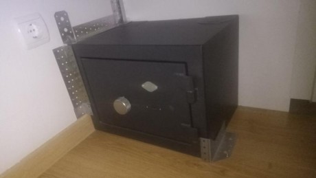 Buenas tardes,

Vendo Armero de Grado III para 3 armas cortas de la marca SPS (modelo 310), incluyendo 02