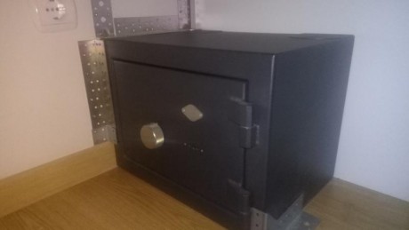 Buenas tardes,

Vendo Armero de Grado III para 3 armas cortas de la marca SPS (modelo 310), incluyendo 01