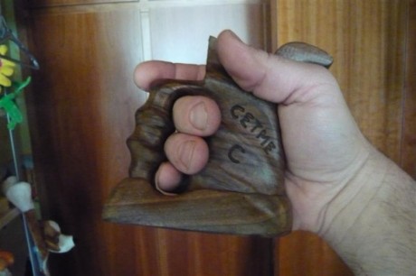 aqui os pongo unas fotos de mi nueva empuñadura para el cetme, a ver que os parece. 01