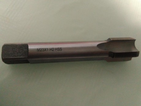 Vendo este macho para roscar a metrica 23 paso 1mm . esta usado solo una vez , asi que se podria decir 01