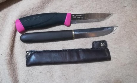 Hola de nuevo. He encabado esta hoja de puukko de 10 cm en madera de abedul.

Buscaba "meter" 01