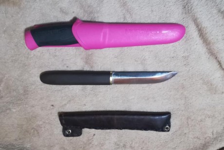 Hola de nuevo. He encabado esta hoja de puukko de 10 cm en madera de abedul.

Buscaba "meter" 10