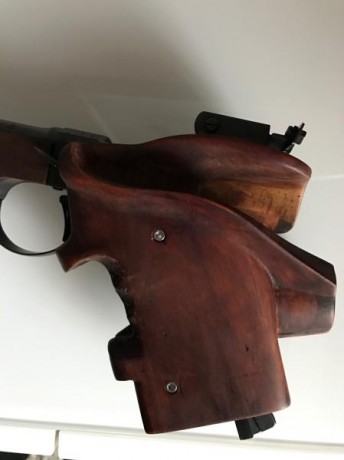 Esta en Alicante capital
Talla S 
Es fija,se puede ajustar con masilla
85€+ portes 00