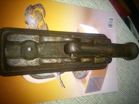 Hola. Vendo cañón con plataforma de base maciza de hierro fundido cuya finalidad no tengo ni idea. El 00