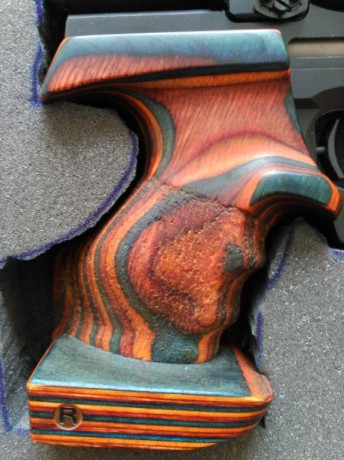 Vendo empuñadura marca Rink de mi Walther GSP. Es laminada y está en perfectas condiciones. No se ha modificado 02