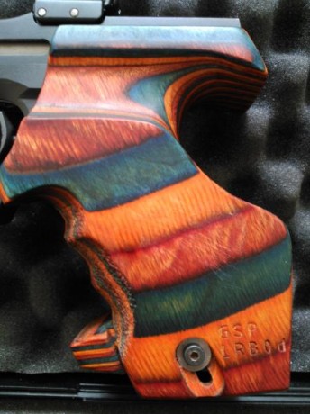 Vendo empuñadura marca Rink de mi Walther GSP. Es laminada y está en perfectas condiciones. No se ha modificado 01