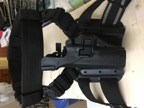 BLACKHAWK

Conjunto ZURDO formado por CINTURON TÁCTICO BLACKHAWK, funda pernera SERPA nivel III, para 02