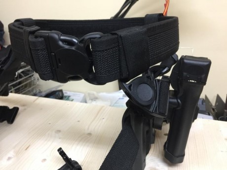 BLACKHAWK

Conjunto ZURDO formado por CINTURON TÁCTICO BLACKHAWK, funda pernera SERPA nivel III, para 00