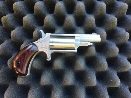 Vendo revolver NAA cal.22 magnun, muy divertida, regalo bolsa de 100 puntas.
Saludos. 01