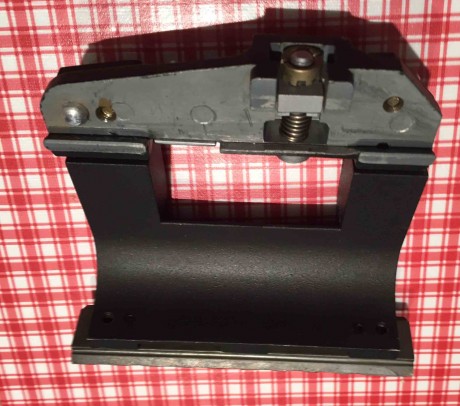 vendida Montura de origen militar, nueva a estrenar, fabricada en Bielorusia y con rail estandarizado 00